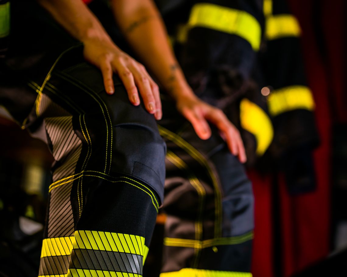 Feuerwehrschutzhose mit Reflexstreifen und verstärktem Kniebereich