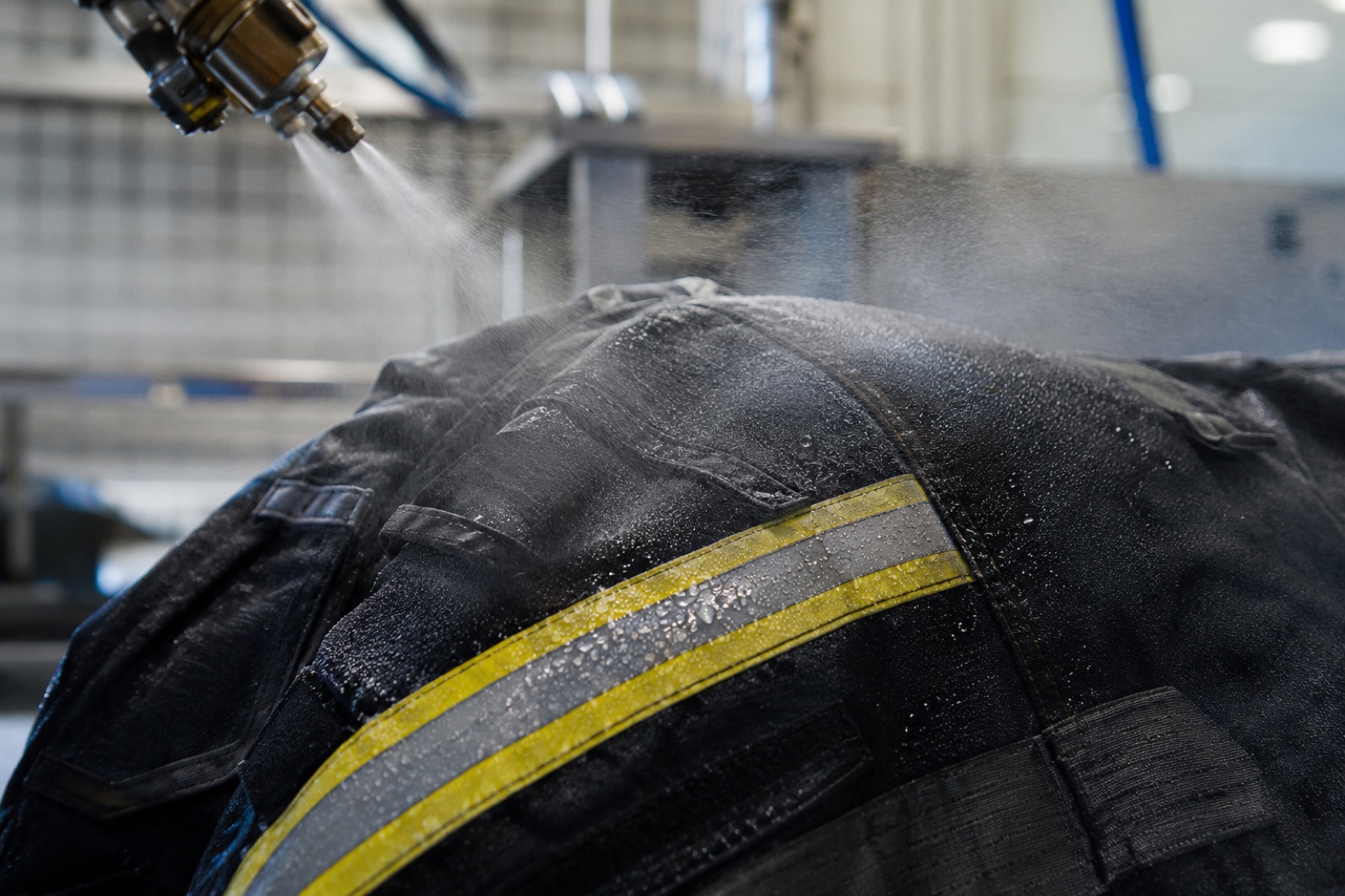Sprühimprägnierung einer Feuerwehrjacke im schonenden Sprühverfahren