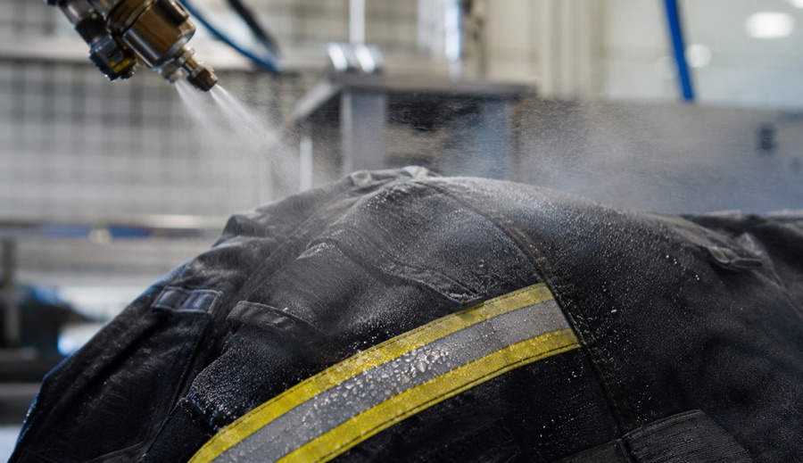 Sprühimprägnierung einer Feuerwehrjacke für optimalen Nässe- und Schadstoffschutz
