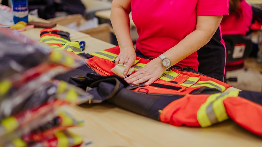 Feuerwehrschutzkleidung wird bei der Annahme ausgelegt und gesichtet